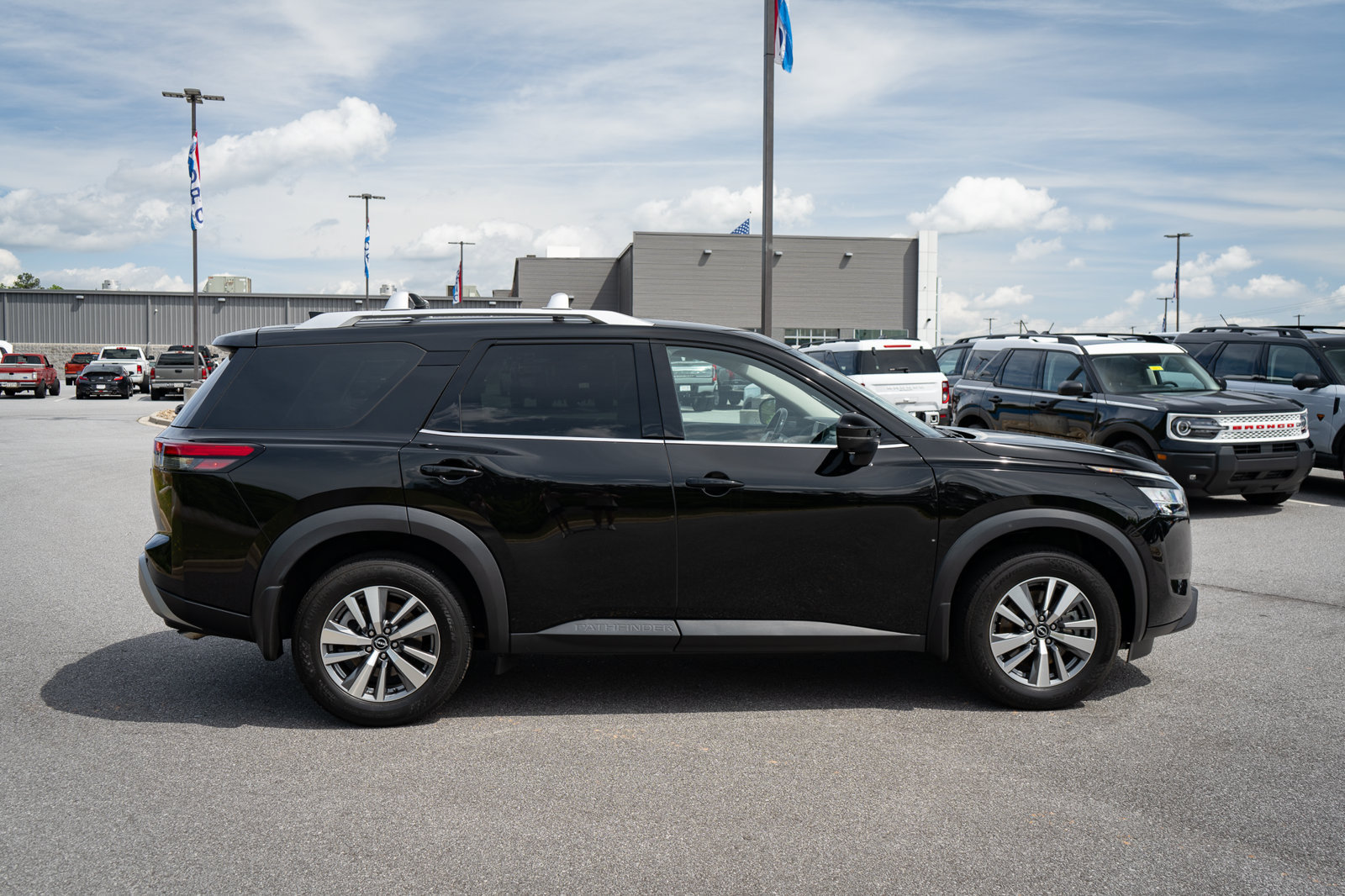 Used 2024 Nissan Pathfinder SL w/ Black Appearance Package FWD image 11