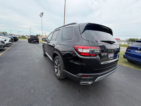 Used 2023 Honda Pilot Touring image 3