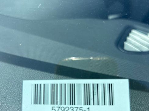 Used 2025 Hyundai Venue SEL image 2