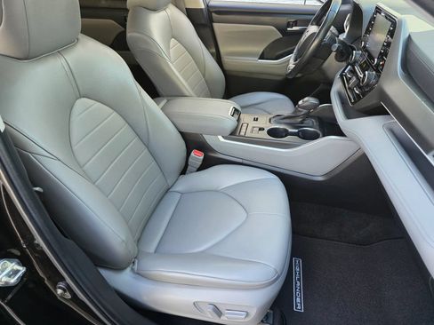 Used 2022 Toyota Highlander XLE FWD image 30