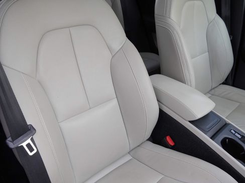 Used 2020 Volvo XC40 T5 Momentum w/ Protection Package Premier AWD/4WD image 13