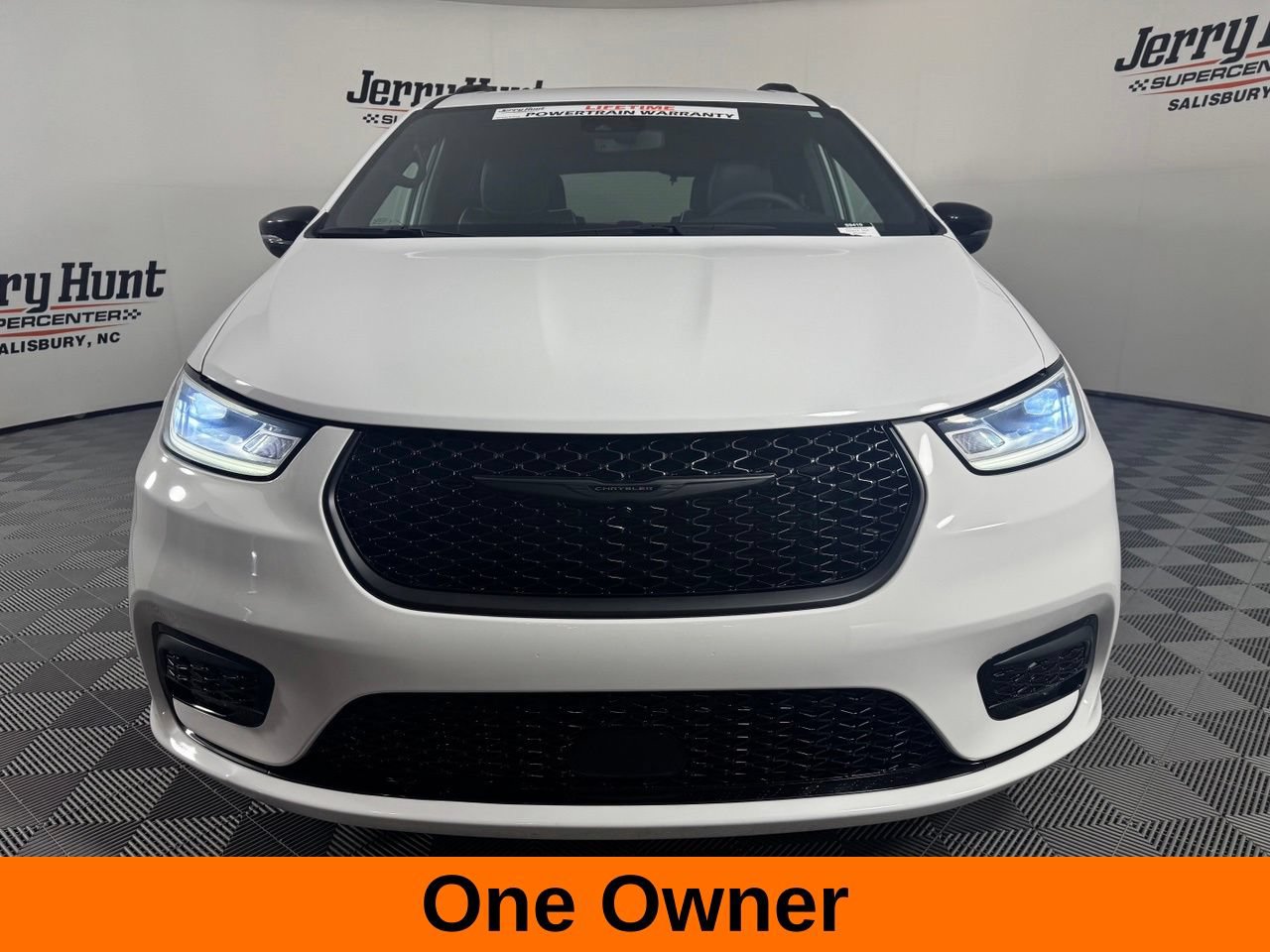 Used 2025 Chrysler Pacifica Limited FWD image 4