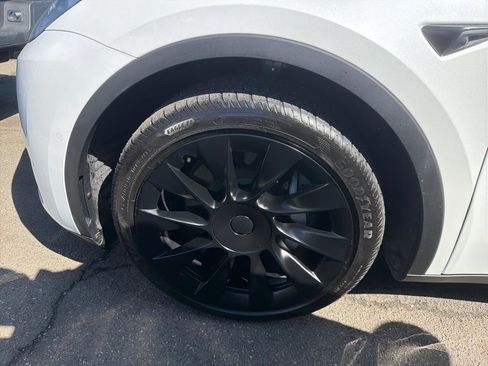 Used 2021 Tesla Model Y Long Range image 14