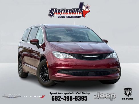 Used 2023 Chrysler Voyager LX image 1