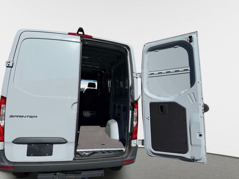 Used 2024 Mercedes-Benz Sprinter 2500 image 13