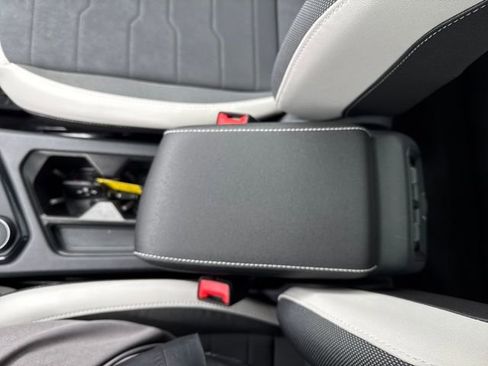 Certified 2025 Volkswagen Taos SE image 28