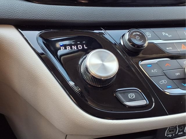 Used 2023 Chrysler Pacifica Touring-L FWD image 9