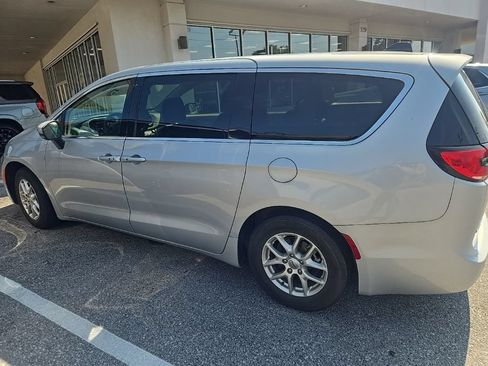 Used 2023 Chrysler Pacifica Touring-L FWD image 3