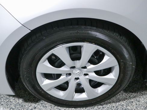 Used 2023 Toyota Corolla LE FWD image 11
