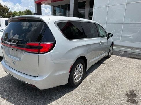 Used 2024 Chrysler Pacifica Touring-L FWD image 8