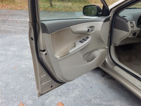 Used 2010 Toyota Corolla image 9