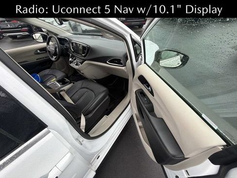 Used 2024 Chrysler Pacifica Limited FWD image 5