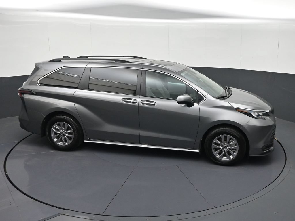 Used 2026 Toyota Sienna XLE FWD image 30