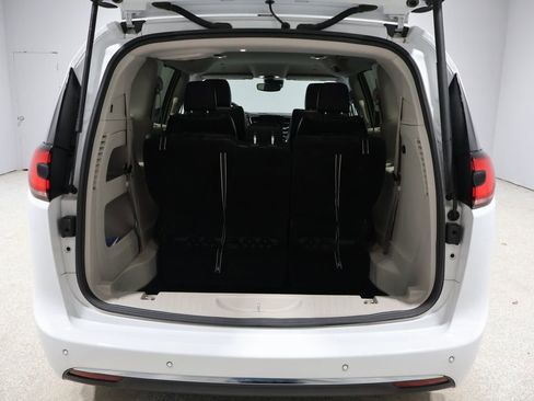 Certified 2024 Chrysler Pacifica Touring-L image 20