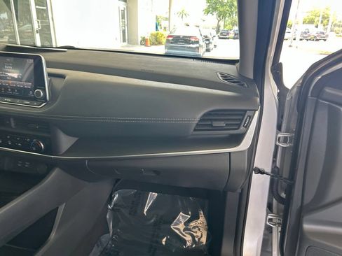 Used 2024 Nissan Rogue S FWD image 22