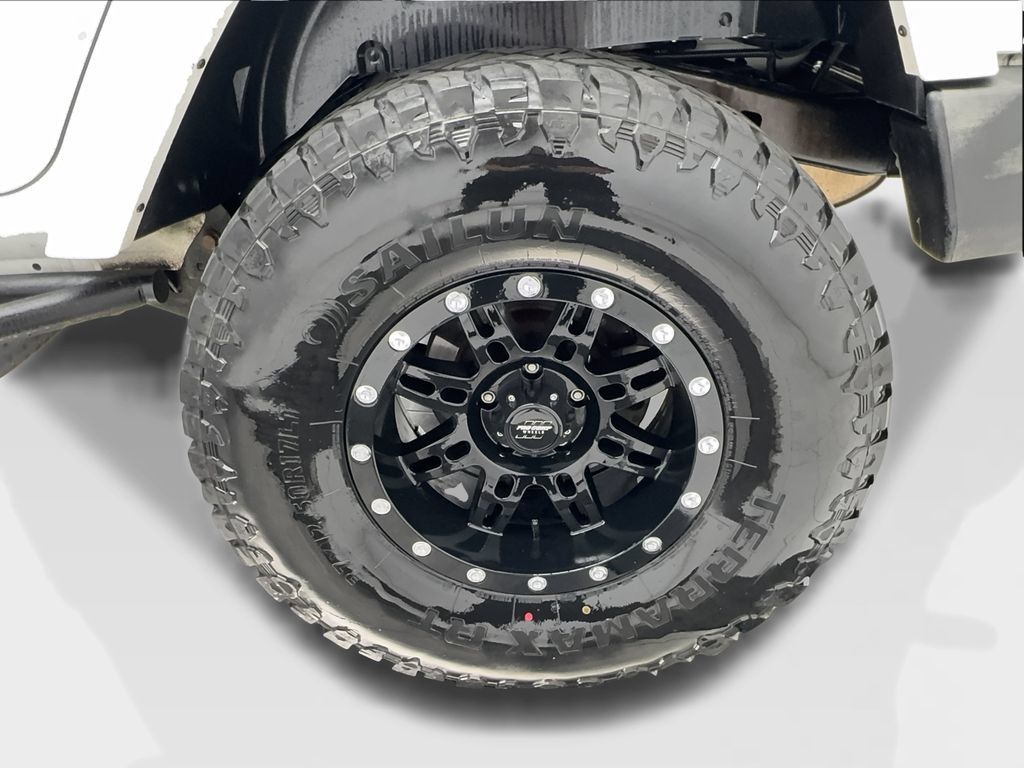 Used 2016 Jeep Wrangler Unlimited Rubicon w/ Connectivity Group AWD/4WD image 12