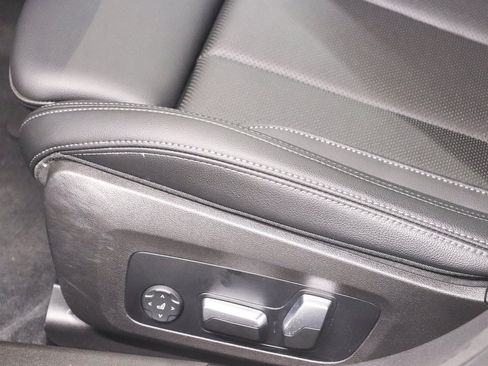 Used 2023 BMW 330i Sedan w/ M Sport Package RWD image 19