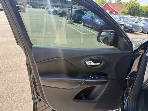 Used 2020 Jeep Cherokee Trailhawk AWD/4WD image 16