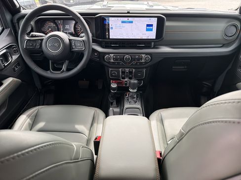 Used 2025 Jeep Gladiator Mojave AWD/4WD image 4