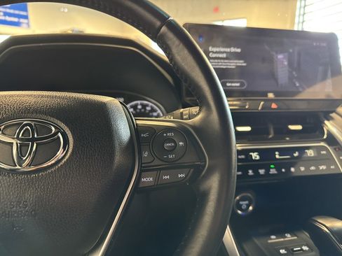 Used 2024 Toyota Venza XLE image 18