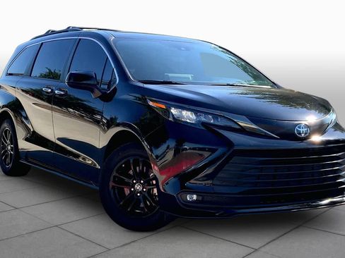 Used 2024 Toyota Sienna XLE Woodland Edition AWD/4WD image 3