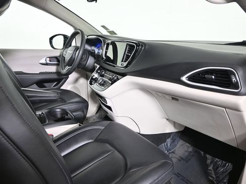 Used 2024 Chrysler Pacifica Touring-L FWD image 14