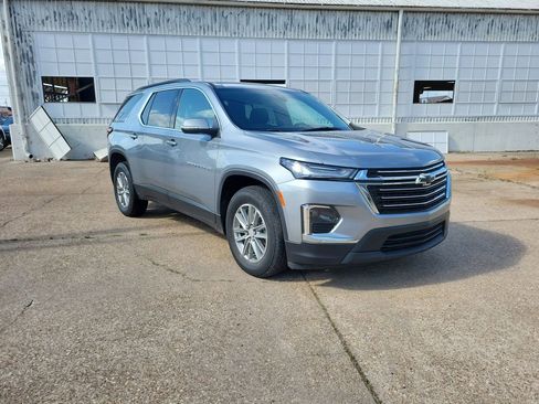 Used 2023 Chevrolet Traverse LT image 2
