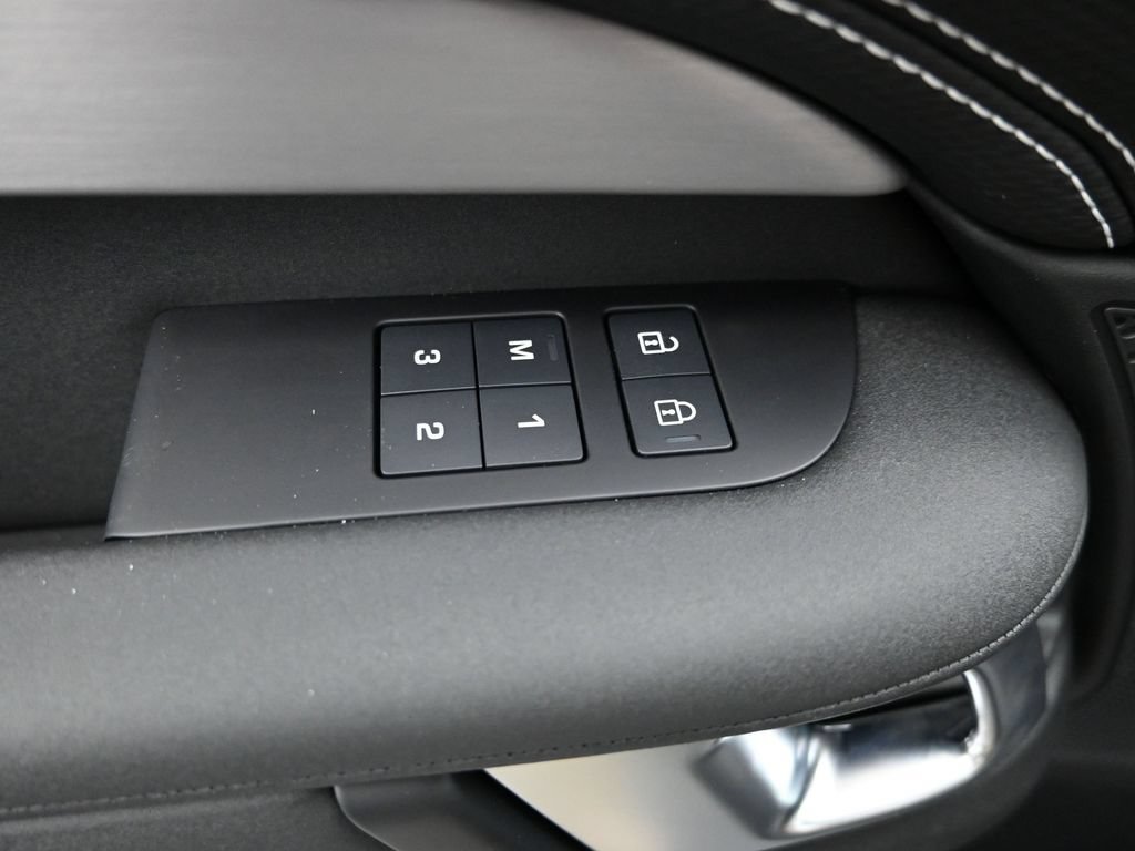 Used 2026 Land Rover Discovery Limited Edition AWD/4WD image 23