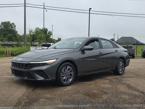 Used 2024 Hyundai Elantra SEL FWD image 7