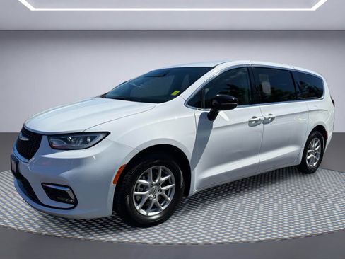 Used 2024 Chrysler Pacifica Touring-L FWD image 1