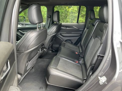 Used 2025 Jeep Grand Cherokee Altitude RWD image 30