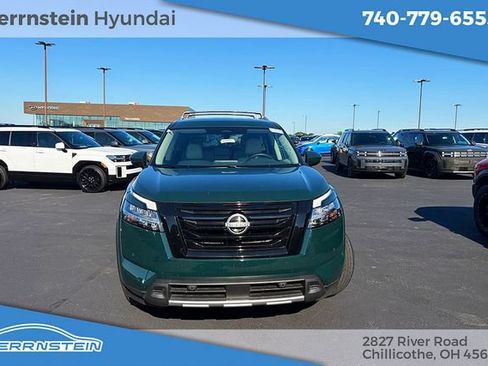 Used 2024 Nissan Pathfinder SL w/ Black Appearance Package AWD/4WD image 2
