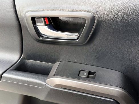 Used 2016 Toyota Tacoma TRD Sport image 22