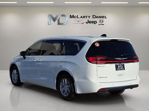 New 2026 Chrysler Pacifica Select image 4