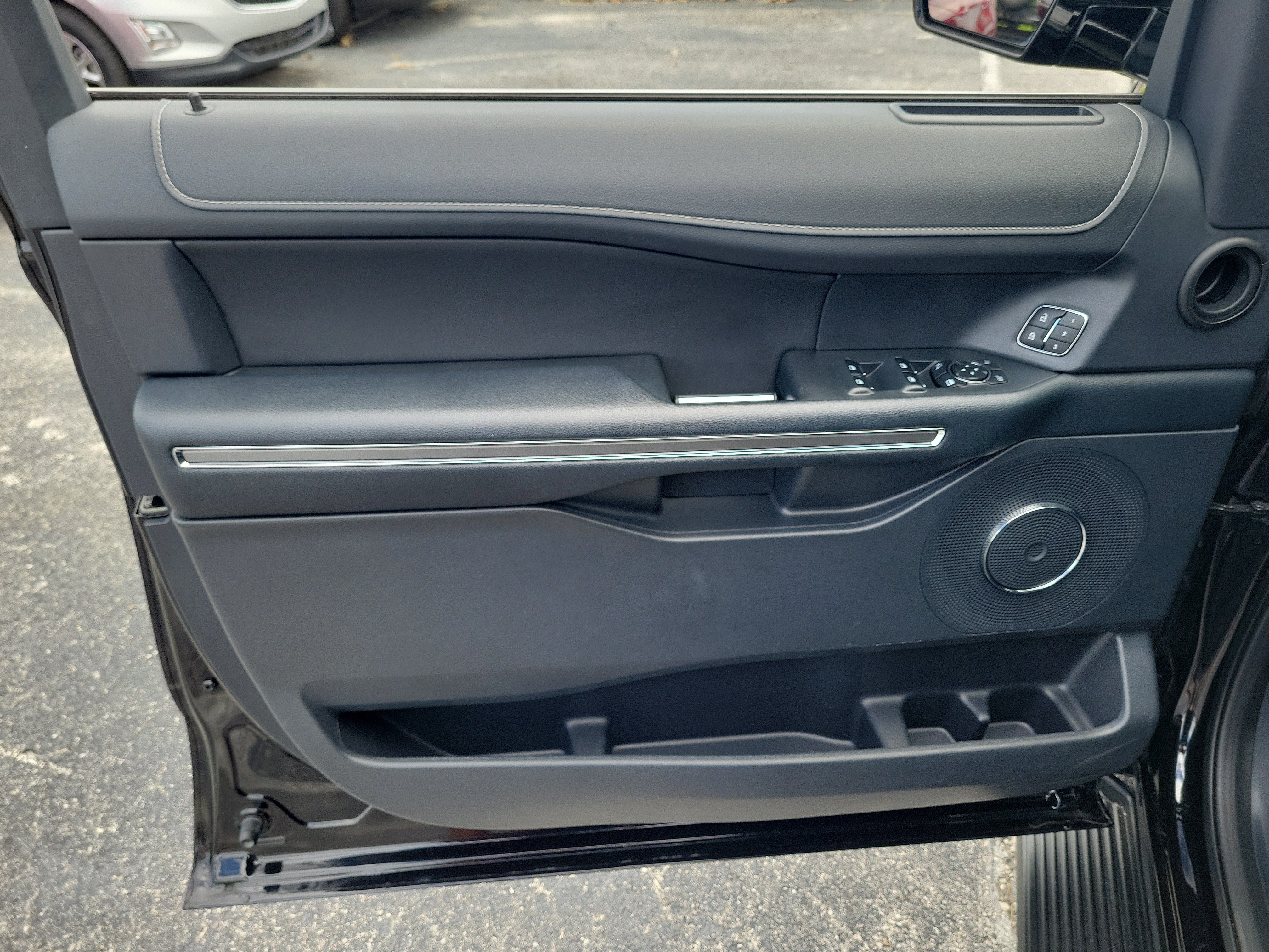 Used 2024 Ford Expedition XLT RWD image 10