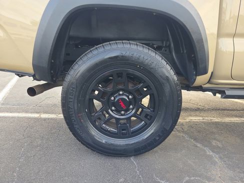 Used 2017 Toyota Tacoma TRD Off-Road w/ Premium & Technology Package image 27