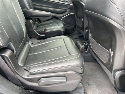 Used 2023 Jeep Grand Cherokee L Limited w/ Black Appearance Package image 21