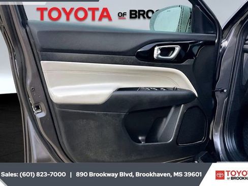 Used 2024 Jeep Compass Limited image 17