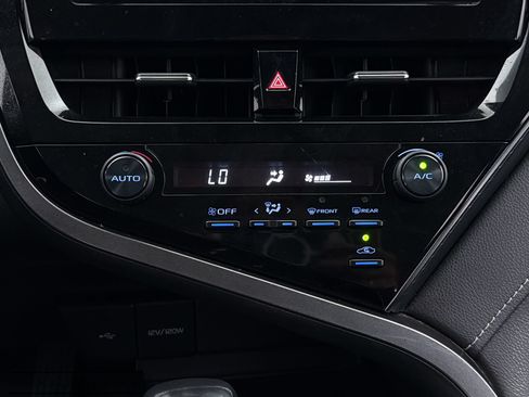 Used 2021 Toyota Camry SE FWD image 19