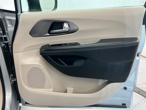 Used 2023 Chrysler Pacifica Touring-L FWD image 23
