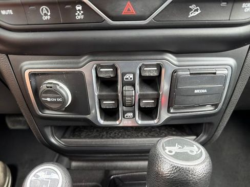 Used 2018 Jeep Wrangler Unlimited Sport S AWD/4WD image 15