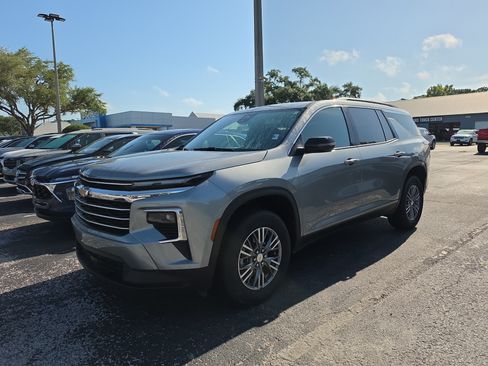 Used 2025 Chevrolet Traverse LT FWD image 7