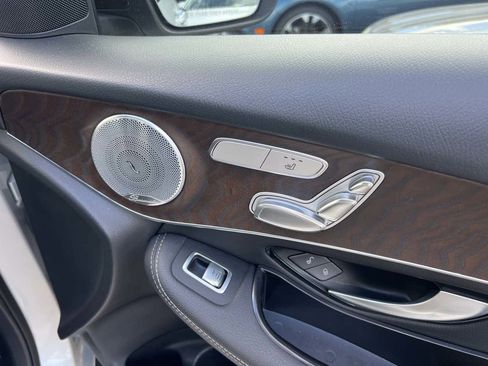 Used 2019 Mercedes-Benz GLC 350e 4MATIC image 17