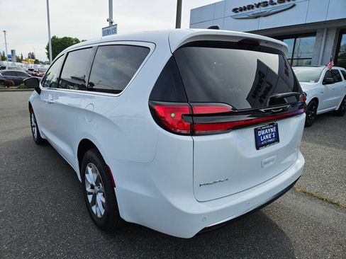 New 2027 Chrysler Pacifica Select AWD/4WD image 3