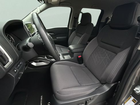 Used 2025 Nissan Frontier SV w/ SV Convenience Package RWD image 13