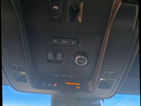 Used 2017 Cadillac Escalade ESV Platinum image 18