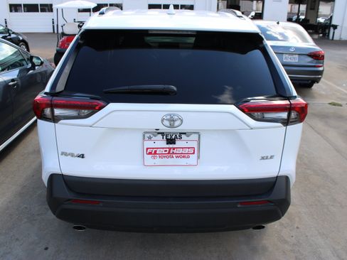 Used 2022 Toyota RAV4 XLE w/ Convenience Package FWD image 7
