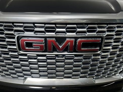 Used 2021 GMC Yukon XL Denali w/ Denali Premium Package image 9