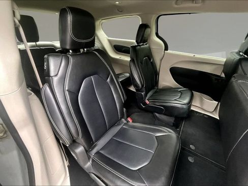 Used 2024 Chrysler Pacifica Touring-L FWD image 21