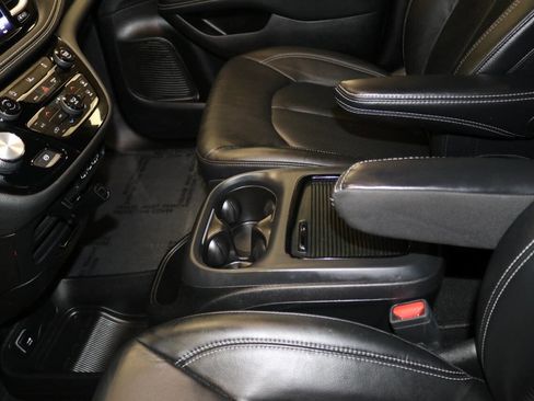 Used 2022 Chrysler Pacifica Touring-L w/ S Appearance Package FWD image 57